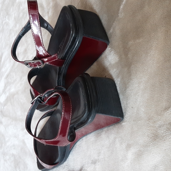 Reaction by Kenneth Cole Vintage Square Toe Wedge Sandals 90s 9.5  Maroon Patent - Picture 2 of 8